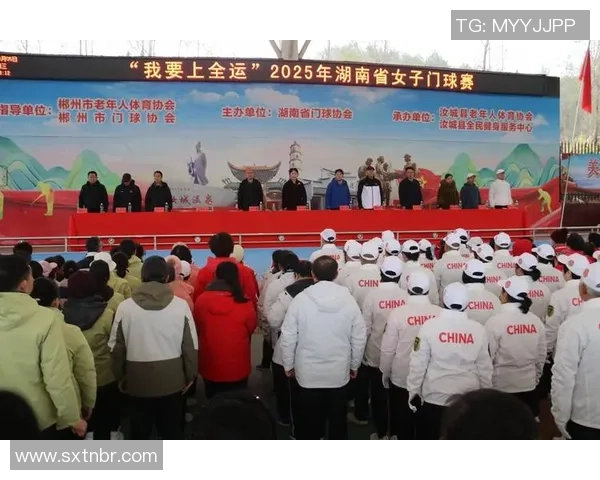 女婿在绿茵场上挥洒汗水展现风采赢得丈母娘的赞赏与支持